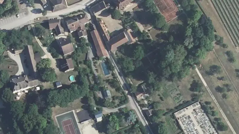Vue aérienne du court de tennis : Terrain de tennis de Demigny