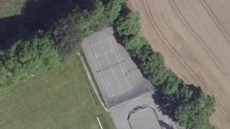 Vue aérienne du court de tennis : Complexe sportif de Querrien