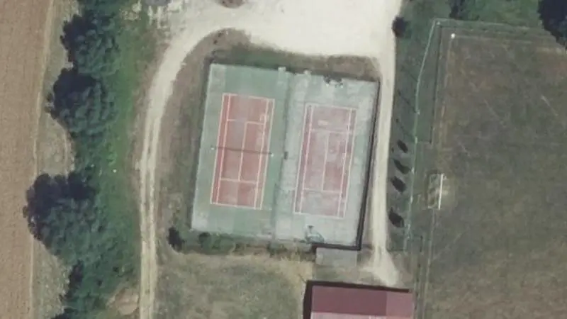 Vue aérienne des courts de tennis : Terrain de foot et courts de tennis