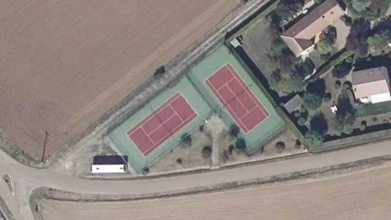 Vue aérienne des courts de tennis : Terrains de tennis de Brèves
