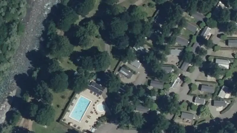 Vue aérienne des courts de tennis : Camping le Rioumajou