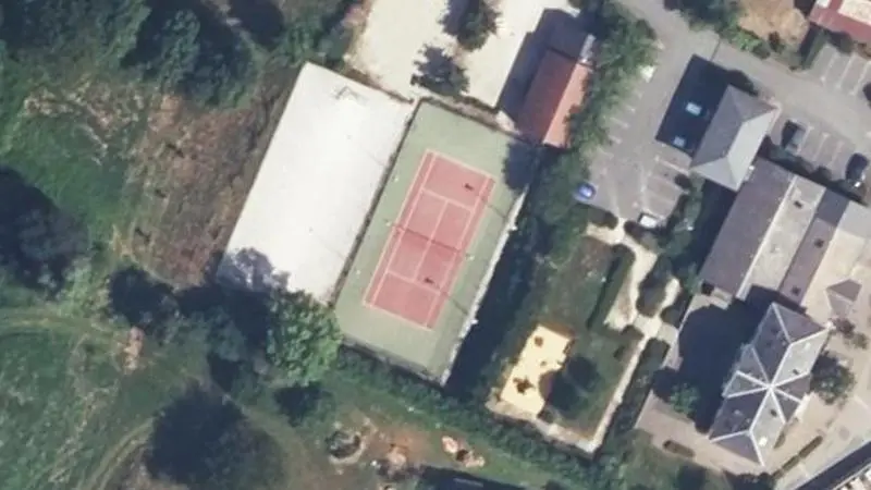 Vue aérienne du court de tennis : Espace multisport d'Epersy