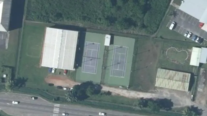 Vue aérienne des courts de tennis : Association sportive ASPTT Cayenne