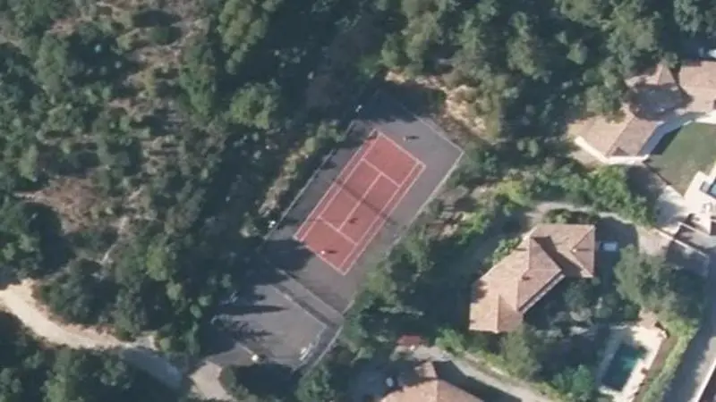 Vue aérienne du court de tennis : Terrain de tennis de Guzargues
