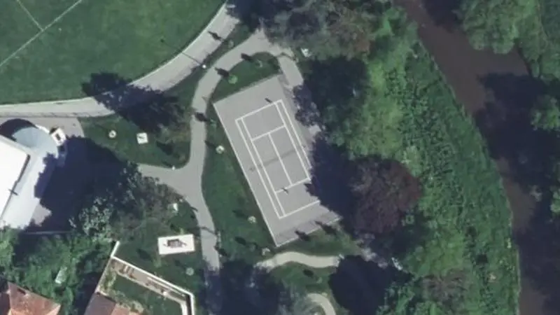 Vue aérienne des courts de tennis : Complexe sportif a. Becot