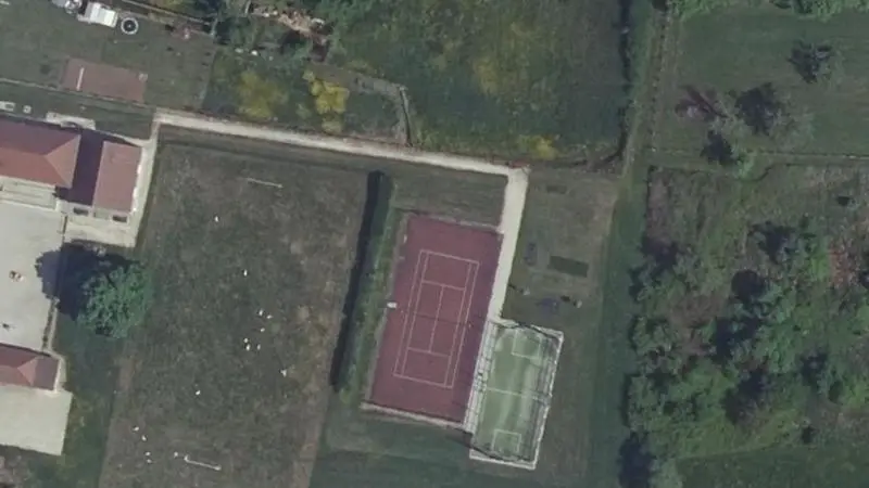 Vue aérienne du court de tennis : Terrain multisports de Rumilly-lès-Vaudes