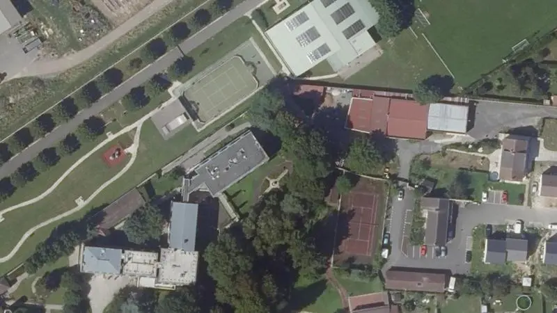 Vue aérienne du court de tennis : Stade Municipal de Coubert