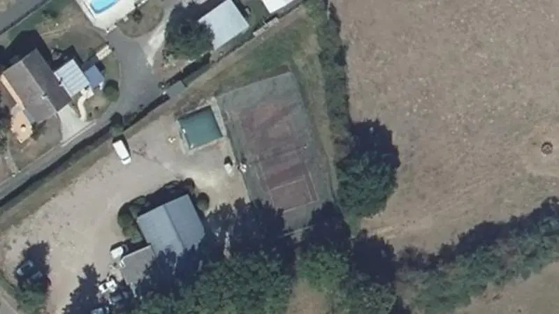 Vue aérienne du court de tennis : Terrain de tennis de Champvoux