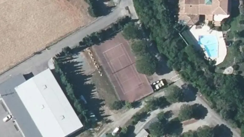 Vue aérienne du court de tennis : Terrain de tennis de Saint-Chinian