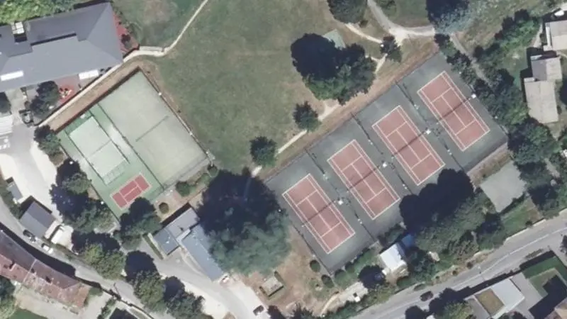 Vue aérienne des courts de tennis : Tennis et padel