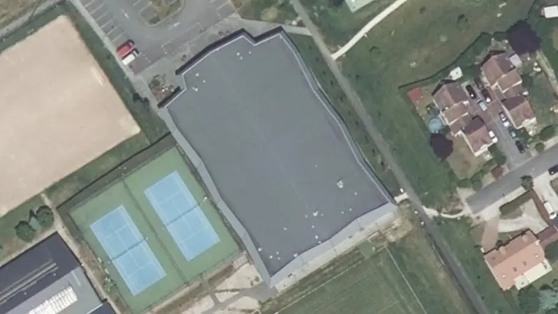 Vue aérienne du court de tennis : Le Polyedre