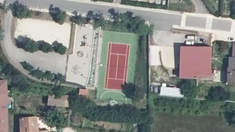Vue aérienne du court de tennis : Terrain de tennis d'Arlebosc