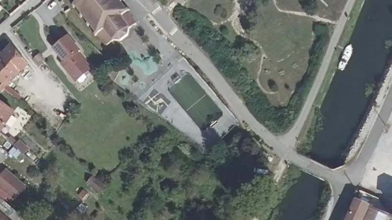 Vue aérienne du court de tennis : Terrain de tennis de Deluz