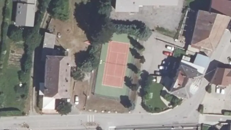 Vue aérienne du court de tennis : Terrain de tennis de Corps