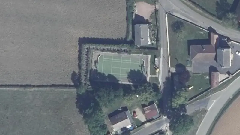 Vue aérienne du court de tennis : Terrain de tennis d'Écutigny