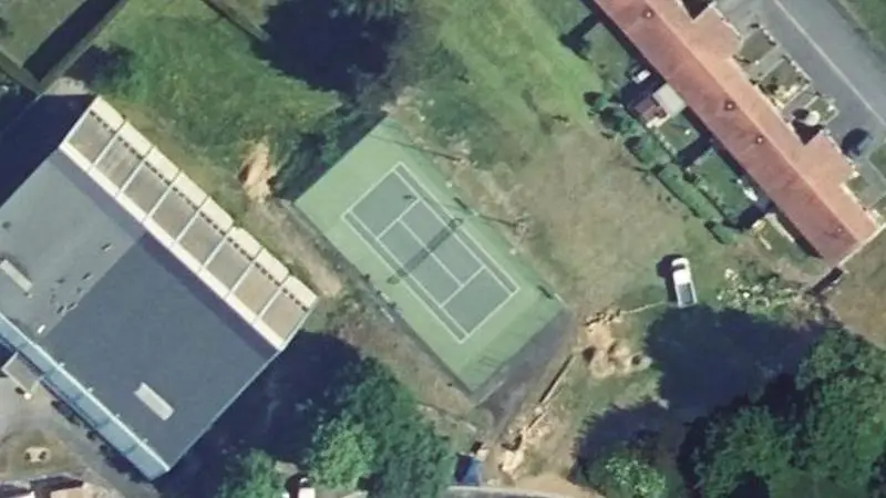 Vue aérienne du court de tennis : Complexe Sportif d'Hornaing