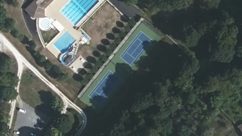 Vue aérienne des courts de tennis : Piscine cantonale