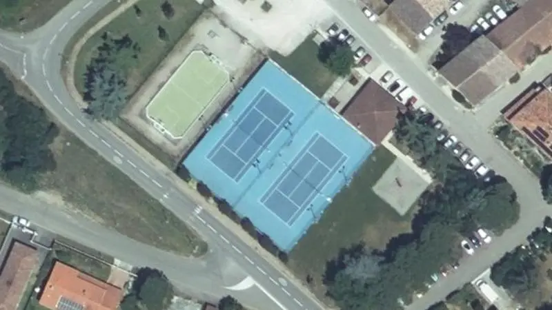 Vue aérienne des courts de tennis : Terrains de sport de Daux