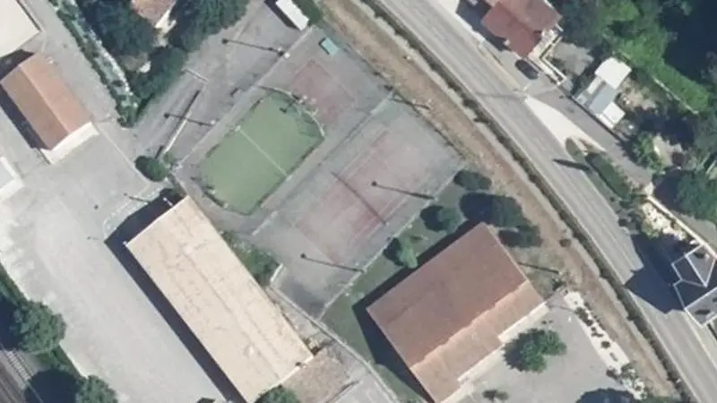 Vue aérienne du court de tennis : Terrain de tennis de Baix