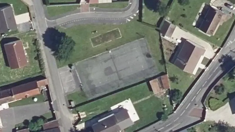 Vue aérienne du court de tennis : Terrain de tennis de Morlincourt