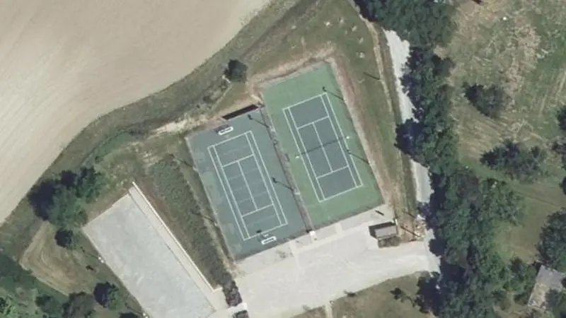 Vue aérienne des courts de tennis : Aire de Loisirs d'ISSEL