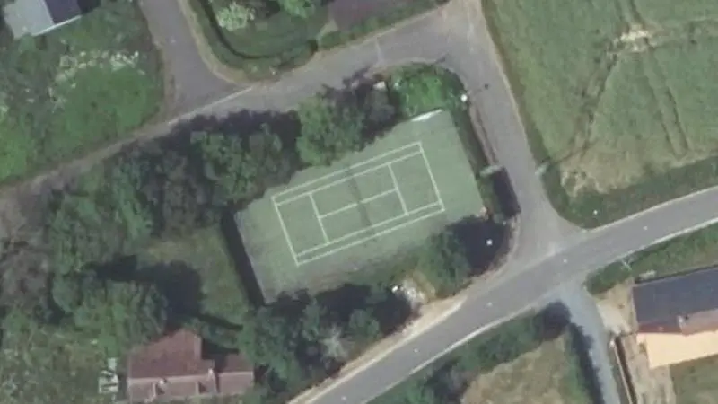 Vue aérienne du court de tennis : Terrain de tennis de Miermaigne