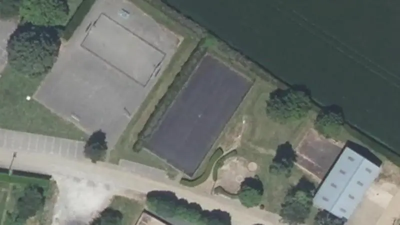 Vue aérienne du court de tennis : Plateau Eps de Charsonville