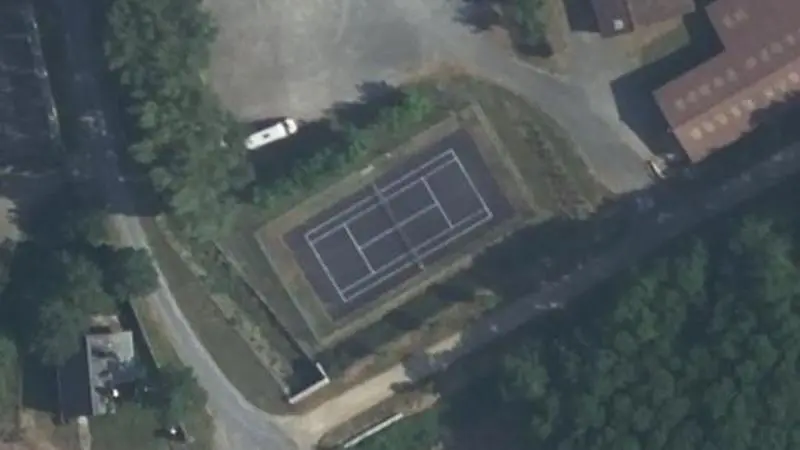Vue aérienne du court de tennis : Salle Polyvalente de Jouhet