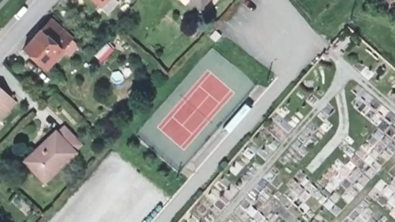 Vue aérienne du court de tennis : Terrain de tennis de Rougemont-le-Château