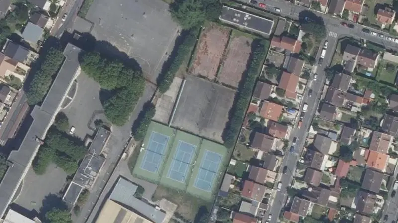 Vue aérienne des courts de tennis : Dojo et Tennis Couverts Maurice Petitjean