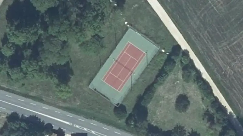 Vue aérienne du court de tennis : Terrain de tennis de Til-Châtel