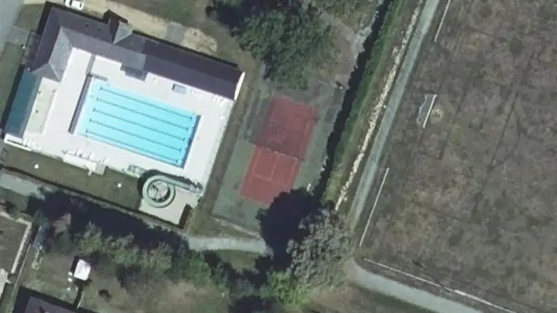 Vue aérienne du court de tennis : Terrain de tennis du camping