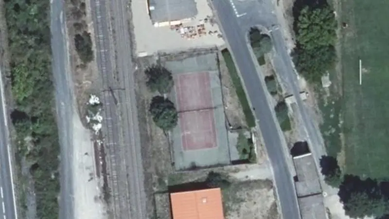 Vue aérienne du court de tennis : Terrain de tennis d'Aguessac