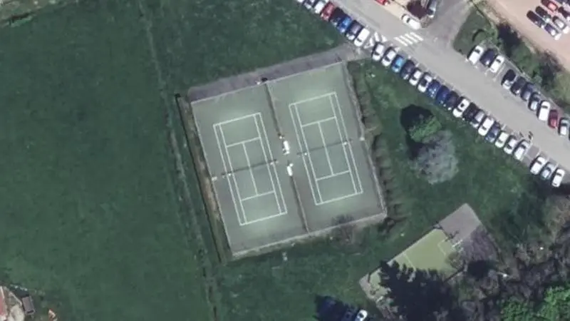 Vue aérienne des courts de tennis : Terrains de tennis de Saint-Just-la-Pendue
