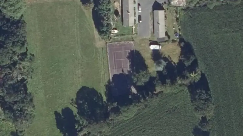 Vue aérienne du court de tennis : Terrain de tennis de Saint-Hernin