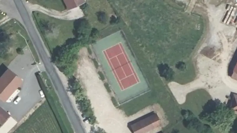 Vue aérienne du court de tennis : Complexe sportif de Serley