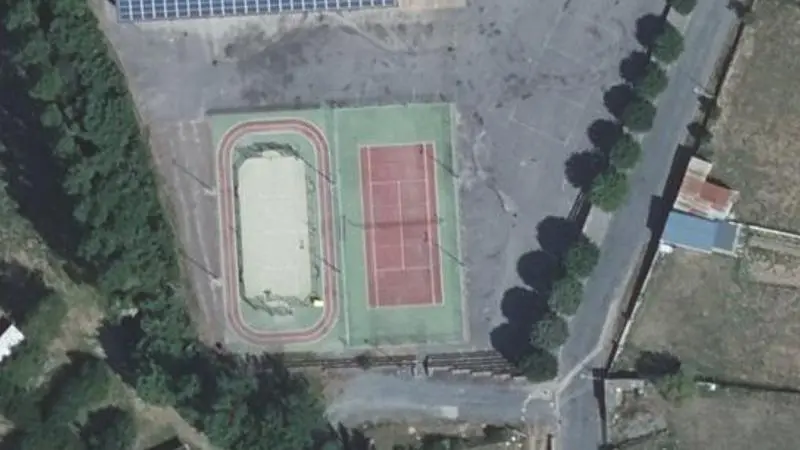 Vue aérienne du court de tennis : Complexe sportif d'Arvieu