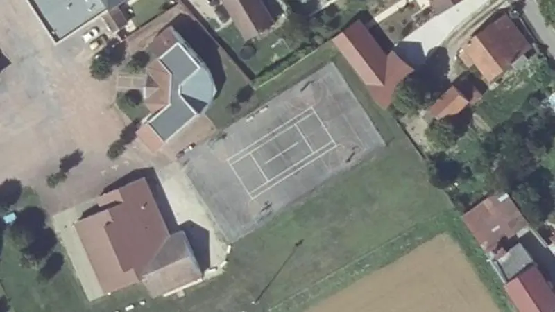 Vue aérienne du court de tennis : Terrain de tennis de Varanges