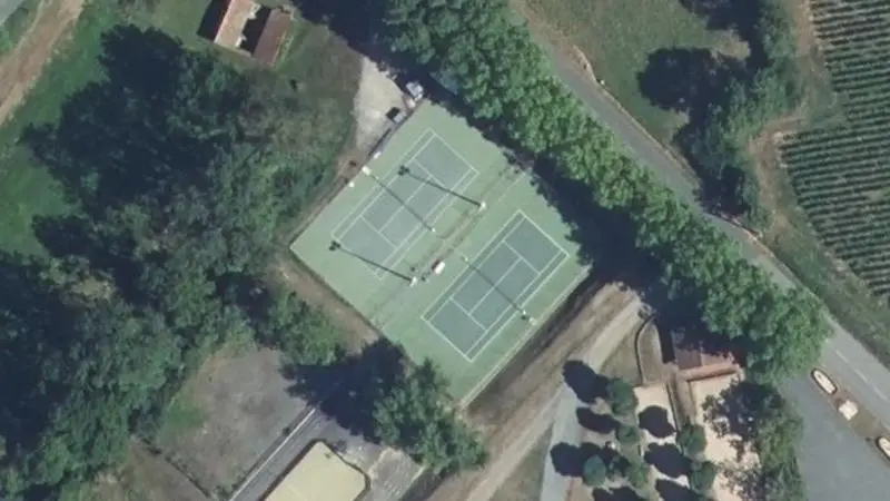Vue aérienne des courts de tennis : Courts de tennis/ Citystade et pétanque