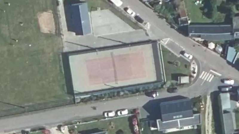 Vue aérienne du court de tennis : Stade communal du Tilleul
