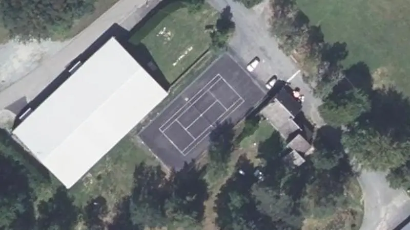Vue aérienne des courts de tennis : Stade Municipal de Peyrelevade