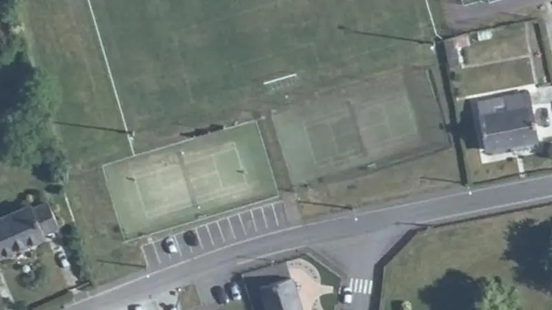 Vue aérienne du court de tennis : Terrain des Sports