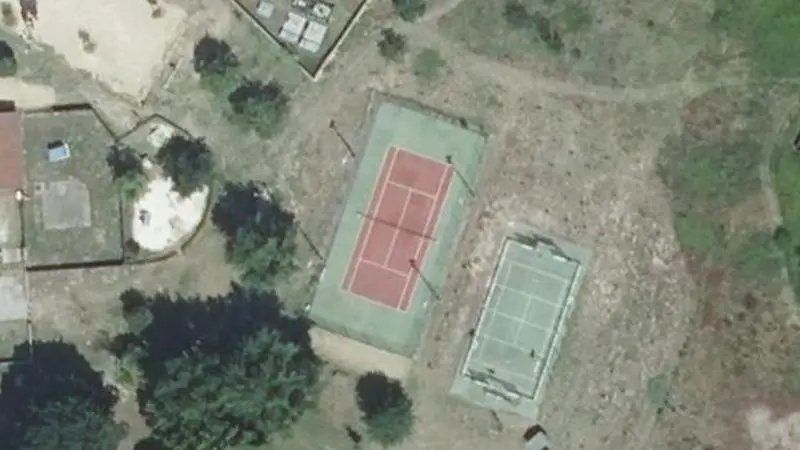 Vue aérienne du court de tennis : Place du Bourg