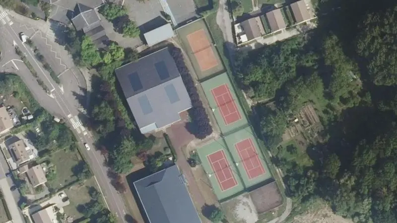 Vue aérienne des courts de tennis : Gymnase et Tennis des Coyards