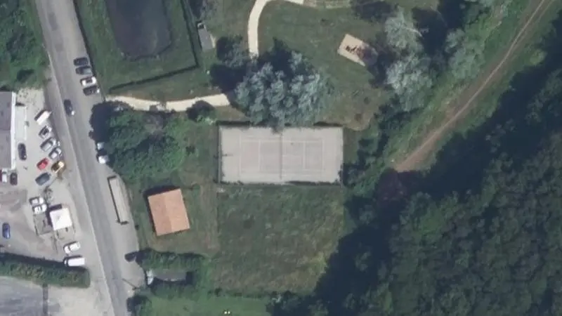 Vue aérienne du court de tennis : Terrain de tennis de Boivre-la-Vallée, route de Lusignan (2)