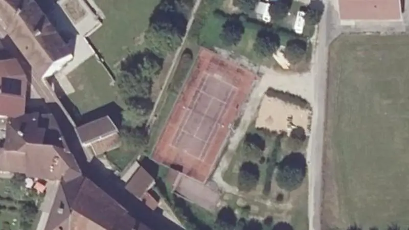 Vue aérienne du court de tennis : Terrains au Pré Bailly