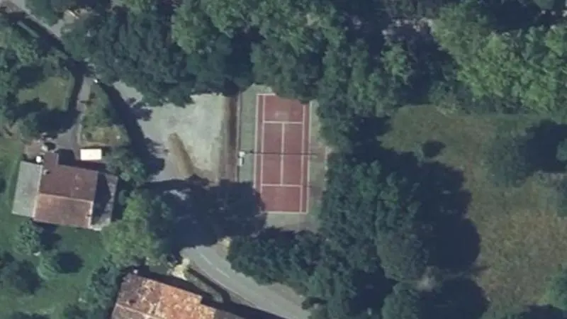 Vue aérienne du court de tennis : Terrain de tennis d'Espanès