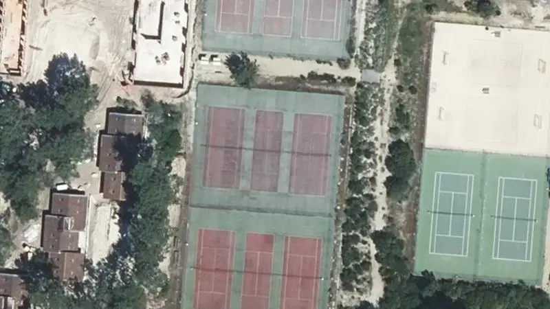 Vue aérienne des courts de tennis : UCPA Lacanau