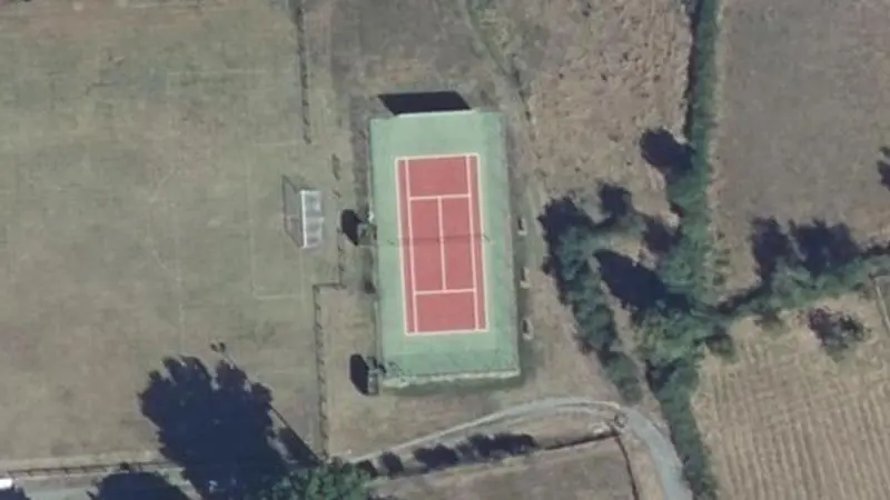 Vue aérienne du court de tennis : Complexe sportif de Cossaye
