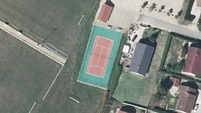 Vue aérienne du court de tennis : Terrain de pétanque